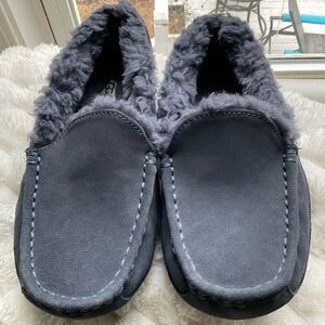 New UGG Men's Charcoal Suede Slip-Ons Size 5